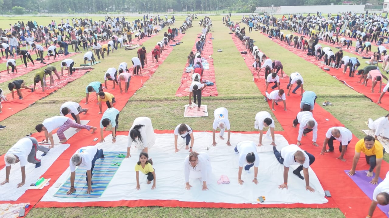 एक पृथ्वी, एक स्वास्थ्य’ के संदेश के साथ छात्रों, शिक्षकों और कर्मचारियों ने विश्व विद्यालय में एक साथ किया सूर्य नमस्कार* एक पृथ्वी, एक स्वास्थ्य’ के संदेश के साथ छात्रों, शिक्षकों और कर्मचारियों ने विश्व विद्यालय में एक साथ किया सूर्य नमस्कार*