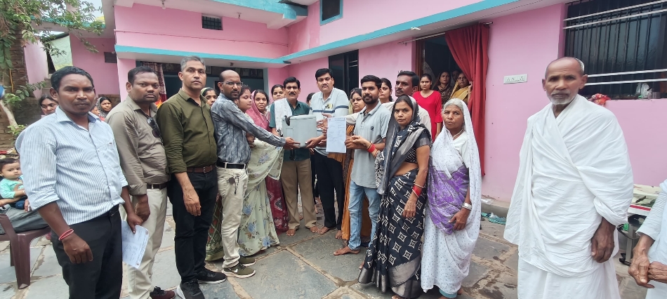 गजानंद साहू के मरणोपरांत नेत्रदान करते हुए स्वजन। गजानंद साहू के मरणोपरांत नेत्रदान करते हुए स्वजन।