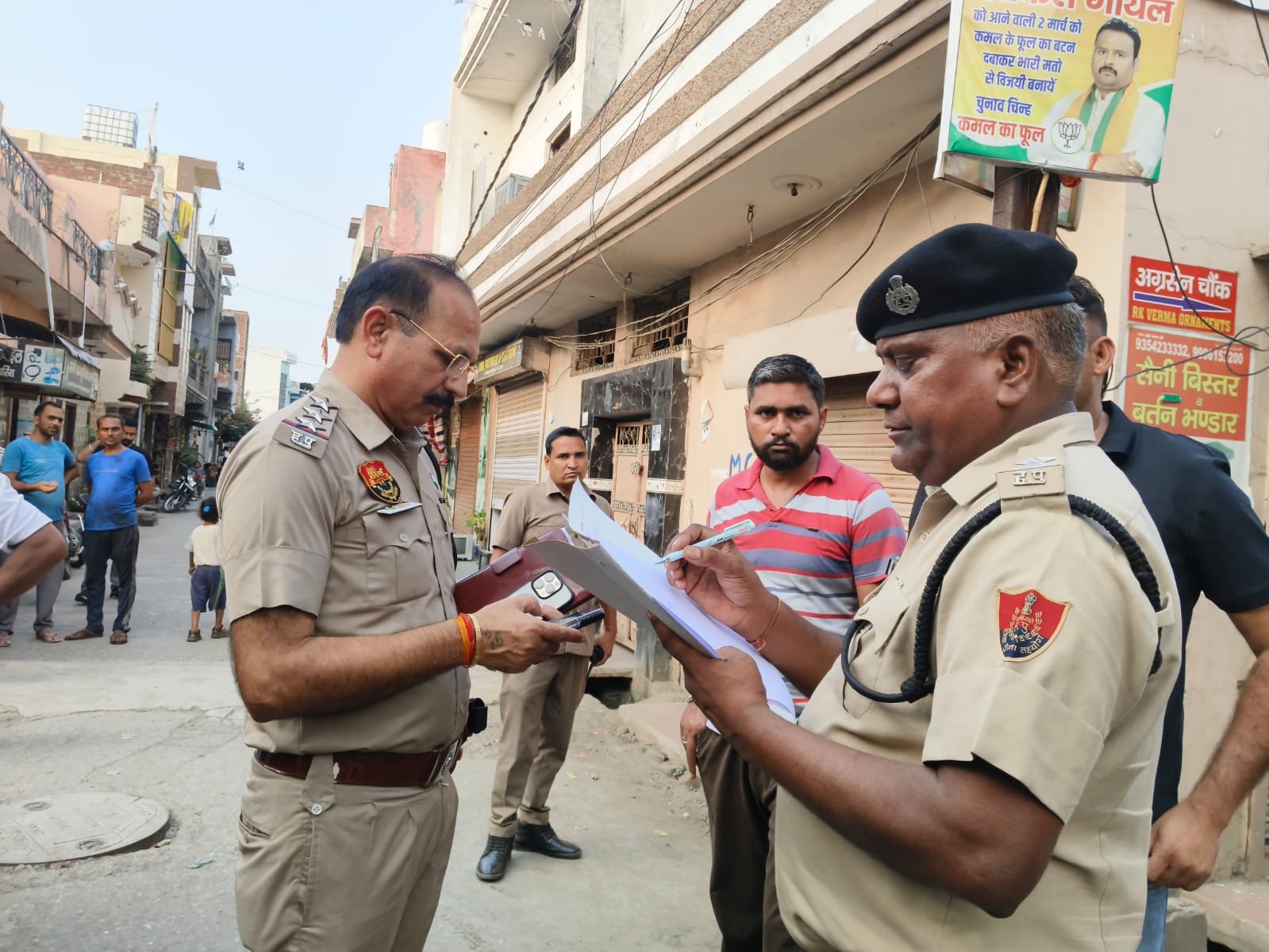 पुलिस मौके पर जांच करती हुई पुलिस मौके पर जांच करती हुई