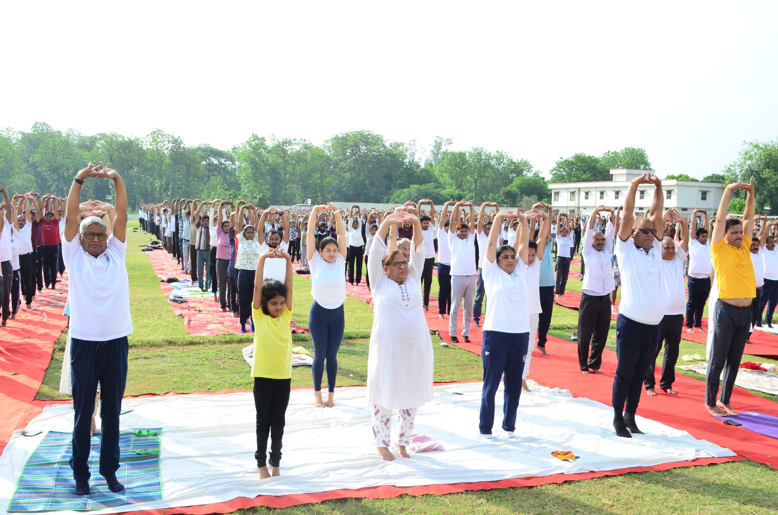 एक पृथ्वी, एक स्वास्थ्य’ के संदेश के साथ छात्रों, शिक्षकों और कर्मचारियों ने विश्व विद्यालय में एक साथ किया सूर्य नमस्कार* एक पृथ्वी, एक स्वास्थ्य’ के संदेश के साथ छात्रों, शिक्षकों और कर्मचारियों ने विश्व विद्यालय में एक साथ किया सूर्य नमस्कार*