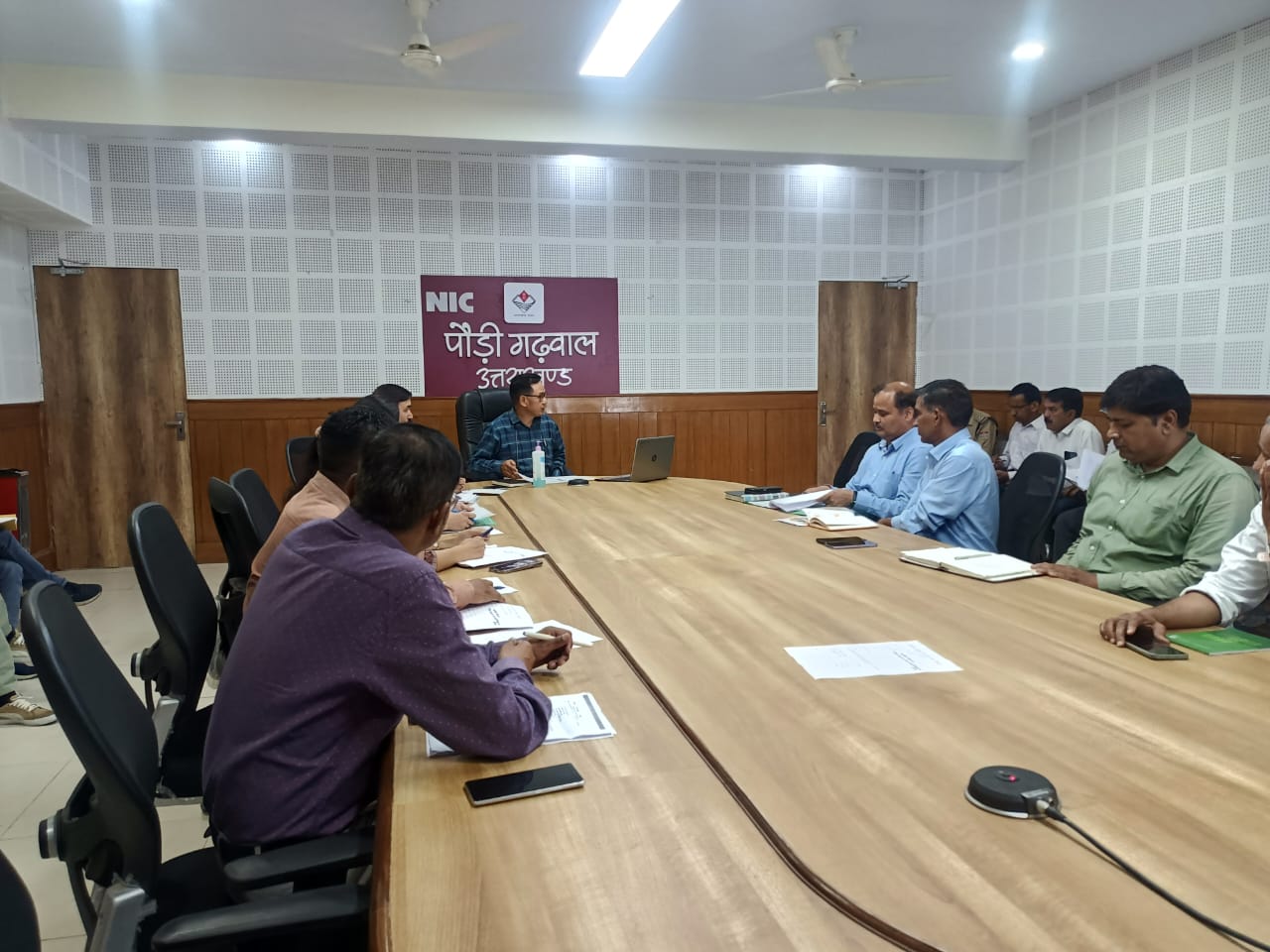वन दरोगा परीक्षा की तैयारी बैठक लेते एडीएम वन दरोगा परीक्षा की तैयारी बैठक लेते एडीएम