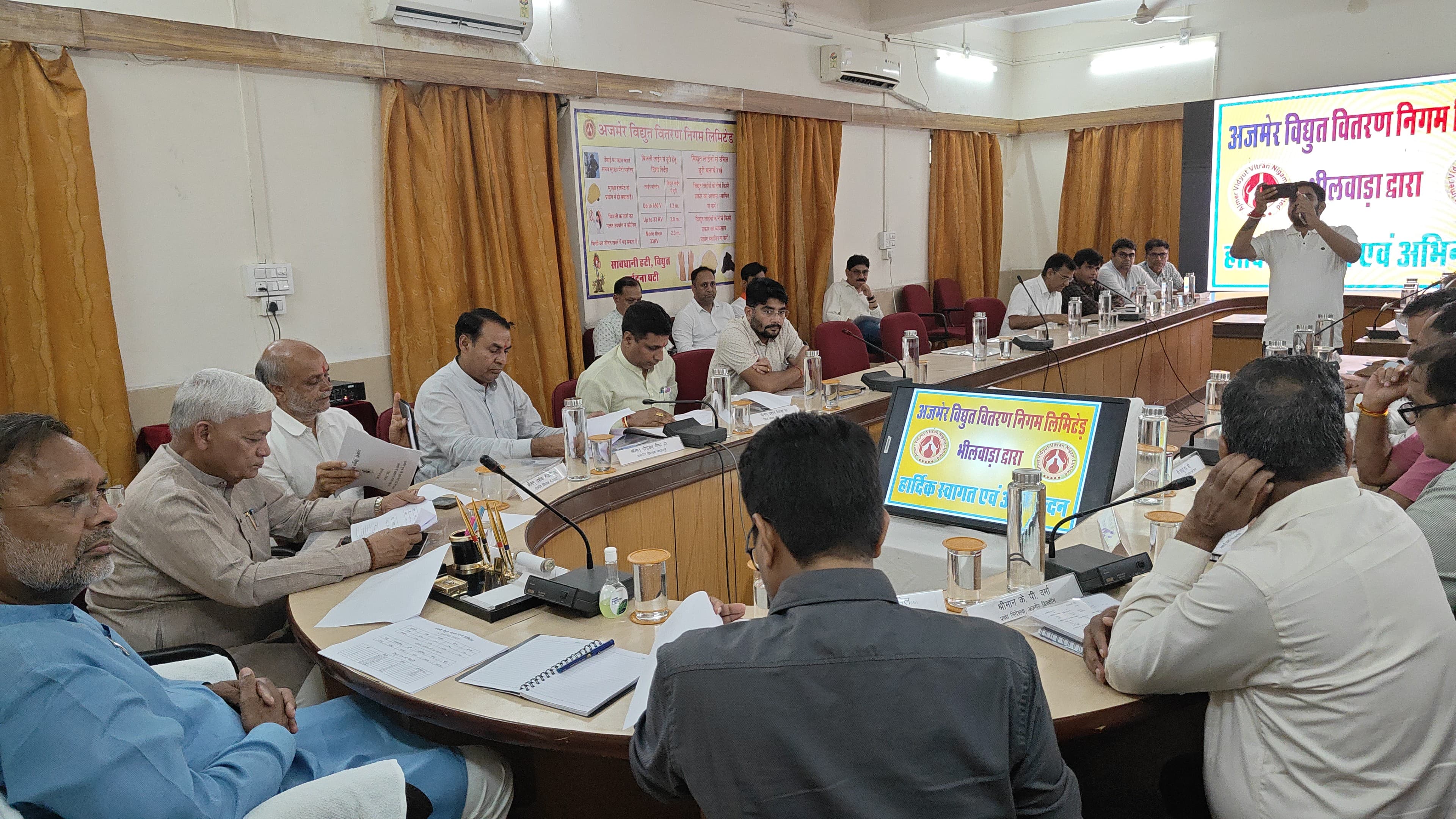 ऊर्जा मंत्री हीरालाल नागर का एक दिवसीय भीलवाड़ा दौरारू विद्युत व्यवस्थाओं की समीक्षा, अधिकारियों को दिए सख्त निर्देश ऊर्जा मंत्री हीरालाल नागर का एक दिवसीय भीलवाड़ा दौरारू विद्युत व्यवस्थाओं की समीक्षा, अधिकारियों को दिए सख्त निर्देश