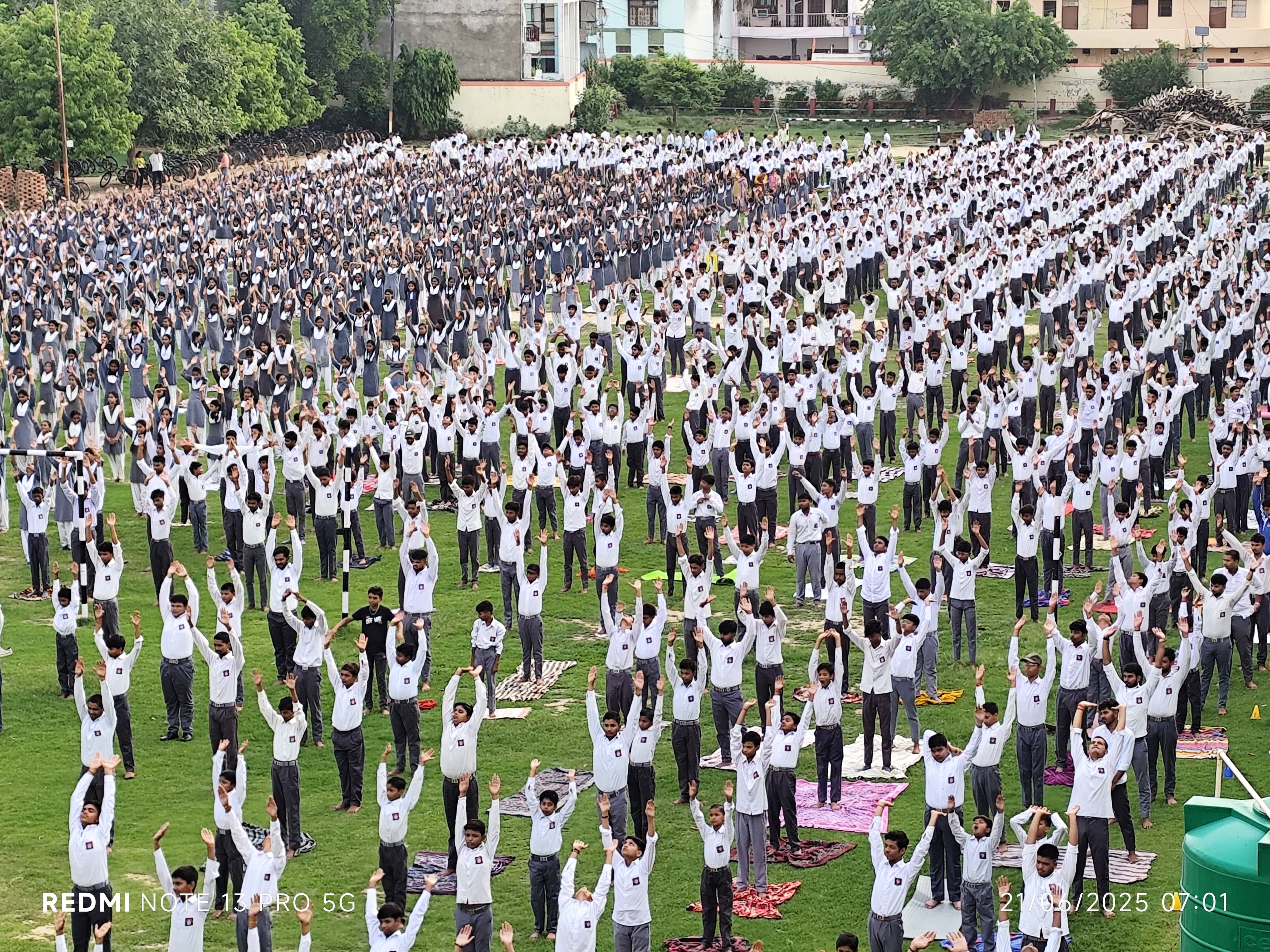 योग करते विधार्थी एवं शिक्षक योग करते विधार्थी एवं शिक्षक