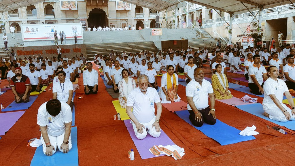 योगाभ्यास करते विशिष्ट जन योगाभ्यास करते विशिष्ट जन