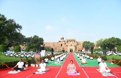 पुराने किले में योग करते हुए अधिकारी पुराने किले में योग करते हुए अधिकारी
