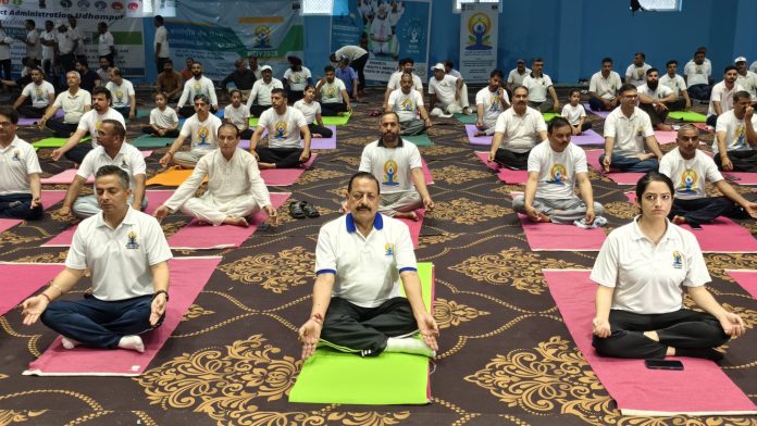 उधमपुर के इंडोर स्टेडियम में अंतरराष्ट्रीय योग दिवस के लिए आयोजित योग कार्यक्रम में जितेंद्र सिंह ने किया योग अभ्यास उधमपुर के इंडोर स्टेडियम में अंतरराष्ट्रीय योग दिवस के लिए आयोजित योग कार्यक्रम में जितेंद्र सिंह ने किया योग अभ्यास