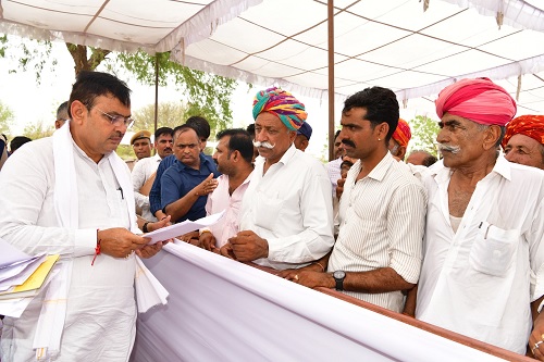 मुख्यमंत्री भजनलाल शर्मा ने जैसलमेर सर्किट हाउस में की जनसुनवाई मुख्यमंत्री भजनलाल शर्मा ने जैसलमेर सर्किट हाउस में की जनसुनवाई
