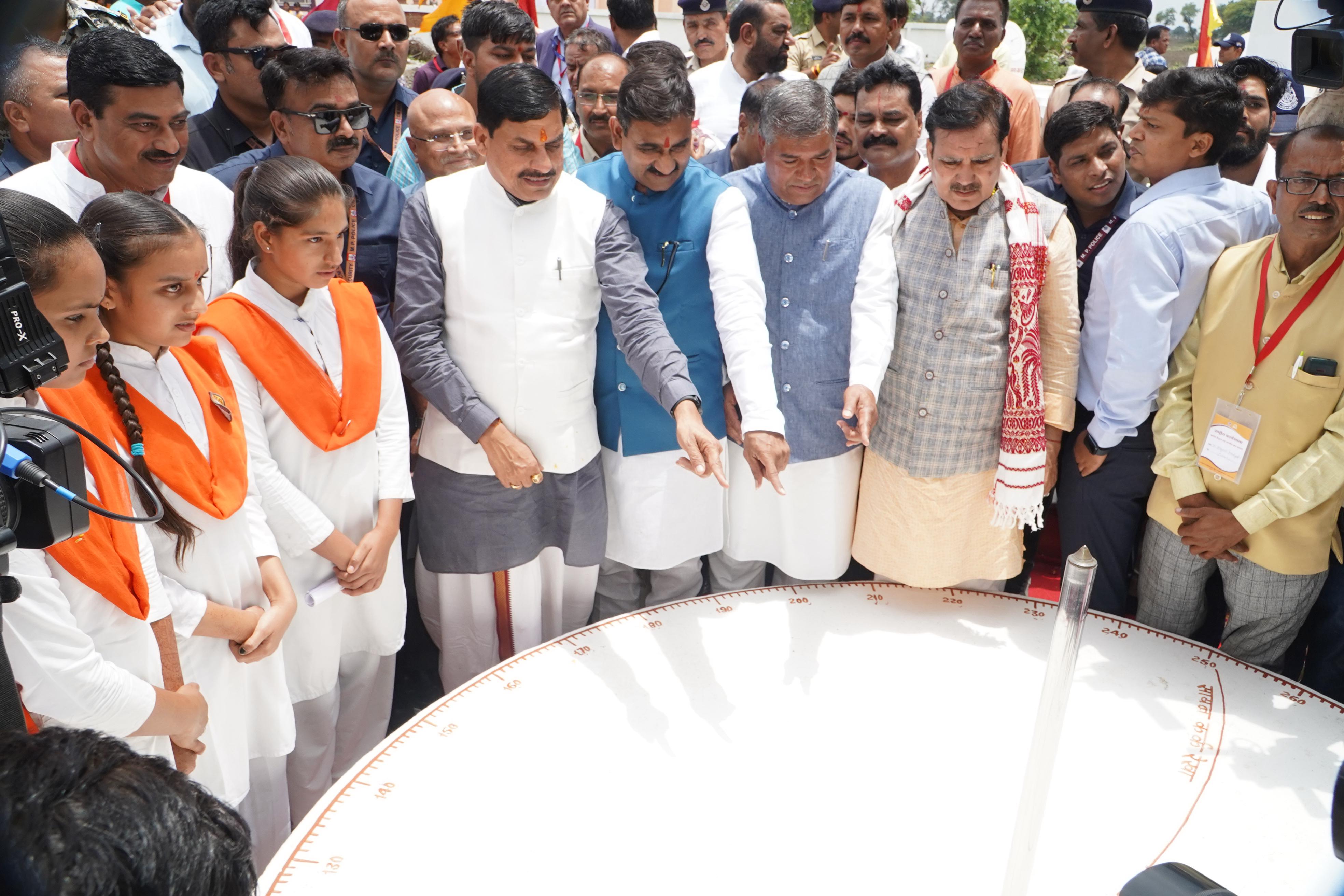 मुख्यमंत्री डॉ यादव बने शिक्षक: शंकु यंत्र पर शून्य होती परछाई को देखा और उपस्थित सभी को समझाया मुख्यमंत्री डॉ यादव बने शिक्षक: शंकु यंत्र पर शून्य होती परछाई को देखा और उपस्थित सभी को समझाया
