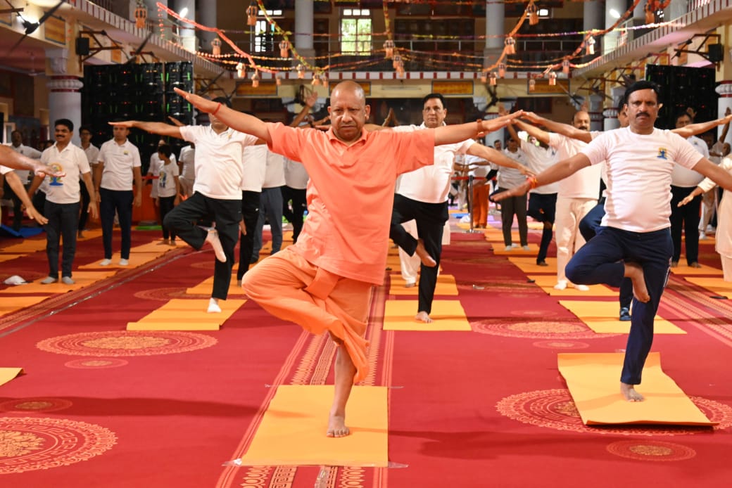 अंतरराष्ट्रीय योग दिवस पर गोरखनाथ मंदिर में सामूहिक योगाभ्यास किया सीएम योगी ने*
