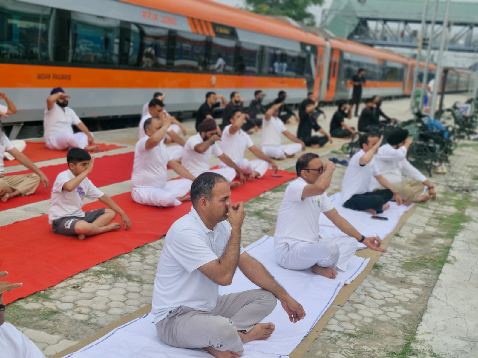 अंतरराष्ट्रीय योग दिवस पर भारतीय रेल द्वारा आयोजित योग सत्र