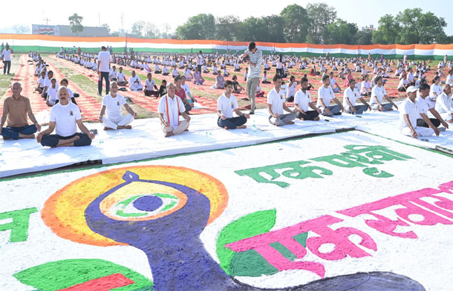 योग करते हुए विधायक लक्ष्मण सिंह यादव व अन्य। योग करते हुए विधायक लक्ष्मण सिंह यादव व अन्य।