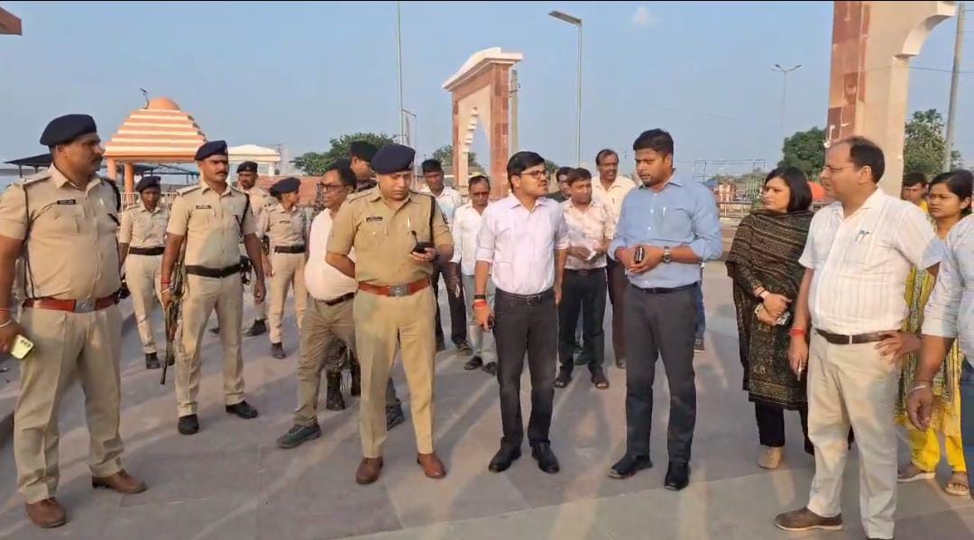 निरीक्षण करते अधिकारी निरीक्षण करते अधिकारी