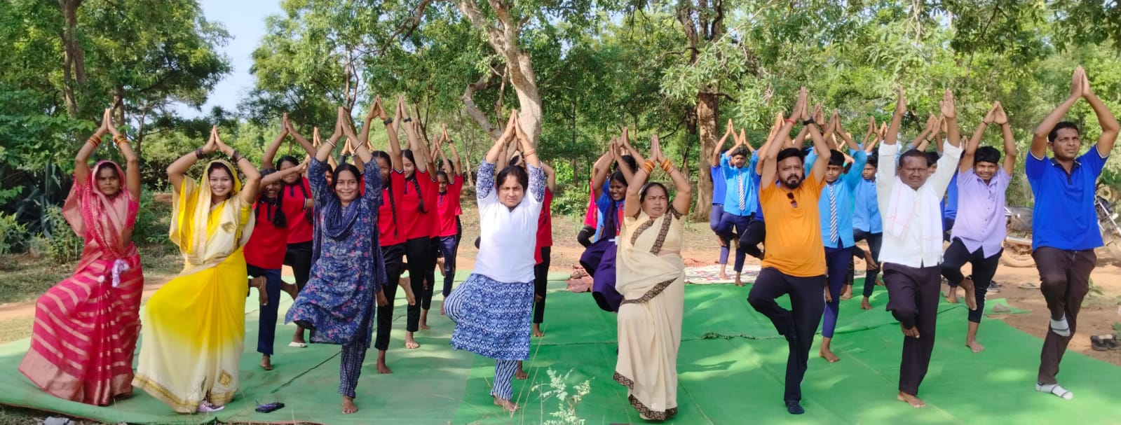योग करते हुए स्कूल स्टाफ और विद्यार्थी। योग करते हुए स्कूल स्टाफ और विद्यार्थी।
