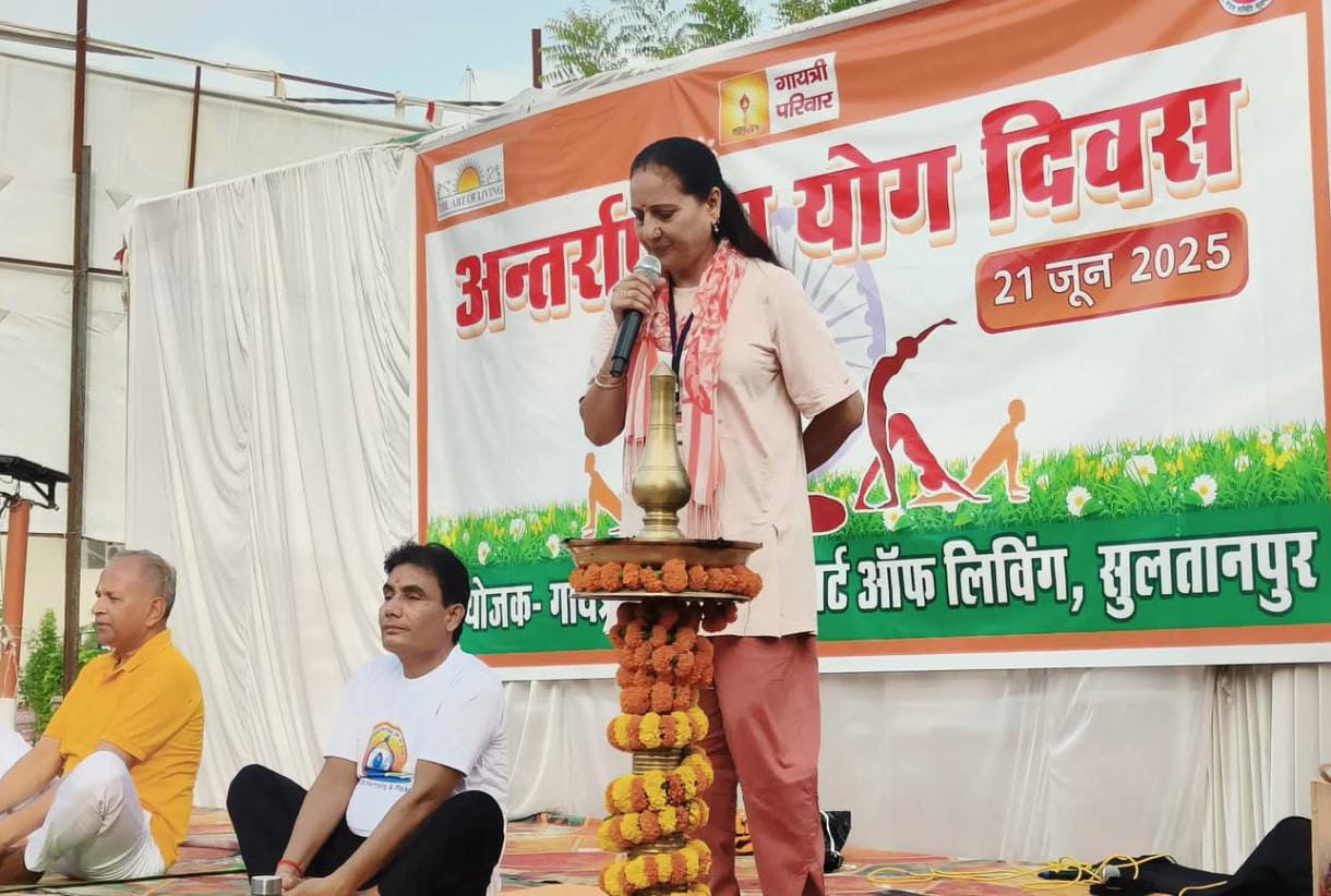 योग समारोह मे योग शिक्षिका योग समारोह मे योग शिक्षिका