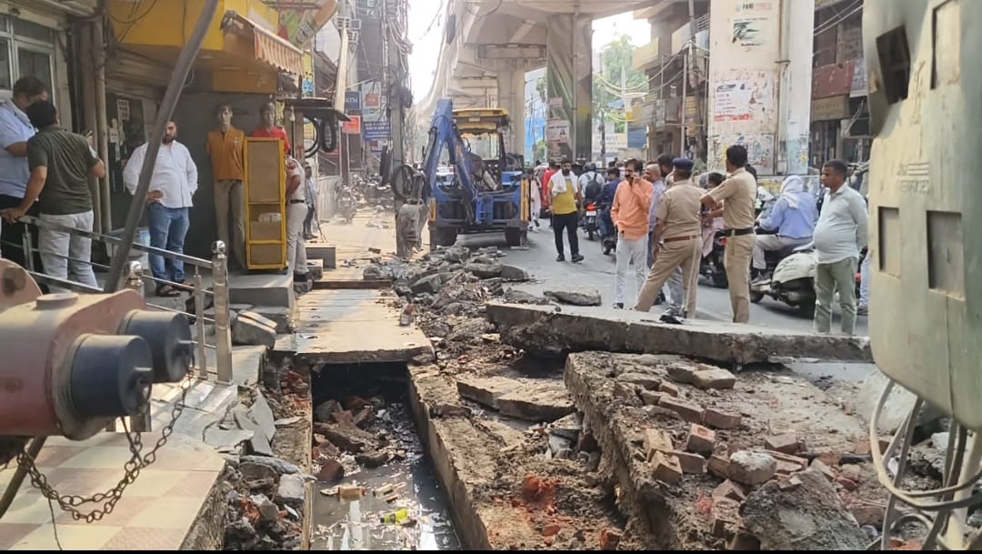 फोटो कैप्शन 21आरटीके4 : छोटूराम चौक पर दुकानदारों द्वारा बरसाती नालो पर किए गए अतिक्रमण को हटाते हुए नगर निगम प्रशासन की टीम