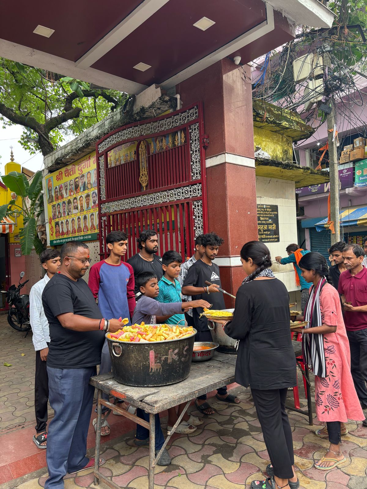 भोग ग्रहण करते श्रद्धालूगण भोग ग्रहण करते श्रद्धालूगण