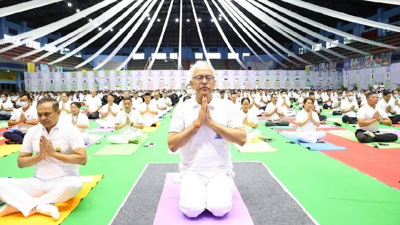 मणिपुरः अंतरराष्ट्रीय दिवस के अवसर पर योगाभ्यास सत्र में हिस्सा लेते राज्यपाल अजय कुमार भल्ला मणिपुरः अंतरराष्ट्रीय दिवस के अवसर पर योगाभ्यास सत्र में हिस्सा लेते राज्यपाल अजय कुमार भल्ला