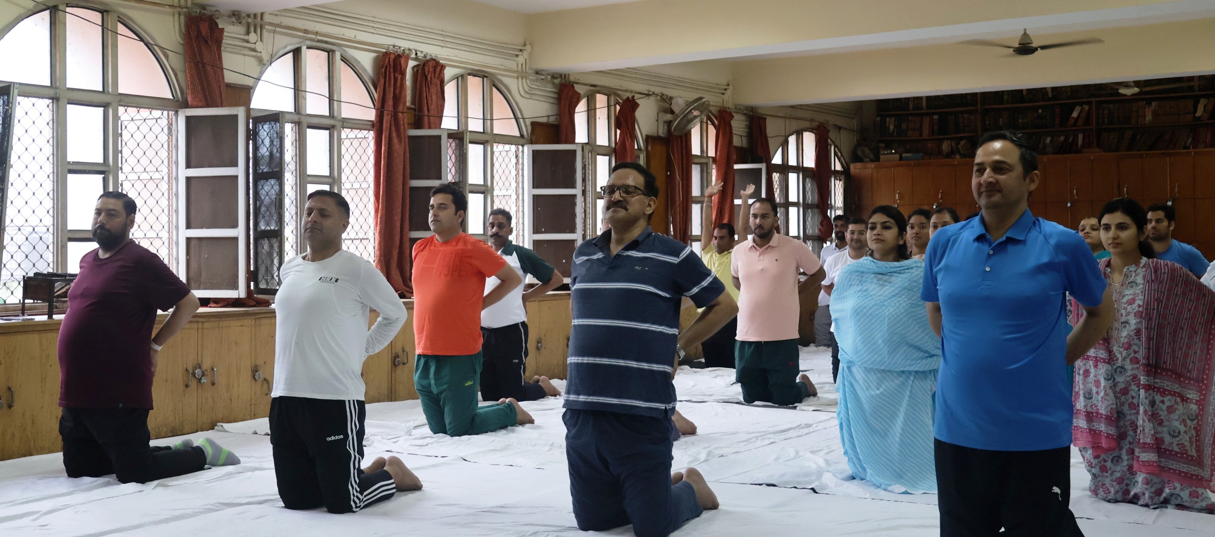 न्यायिक अधिकारी एवं कर्मी योग करते हुए। न्यायिक अधिकारी एवं कर्मी योग करते हुए।