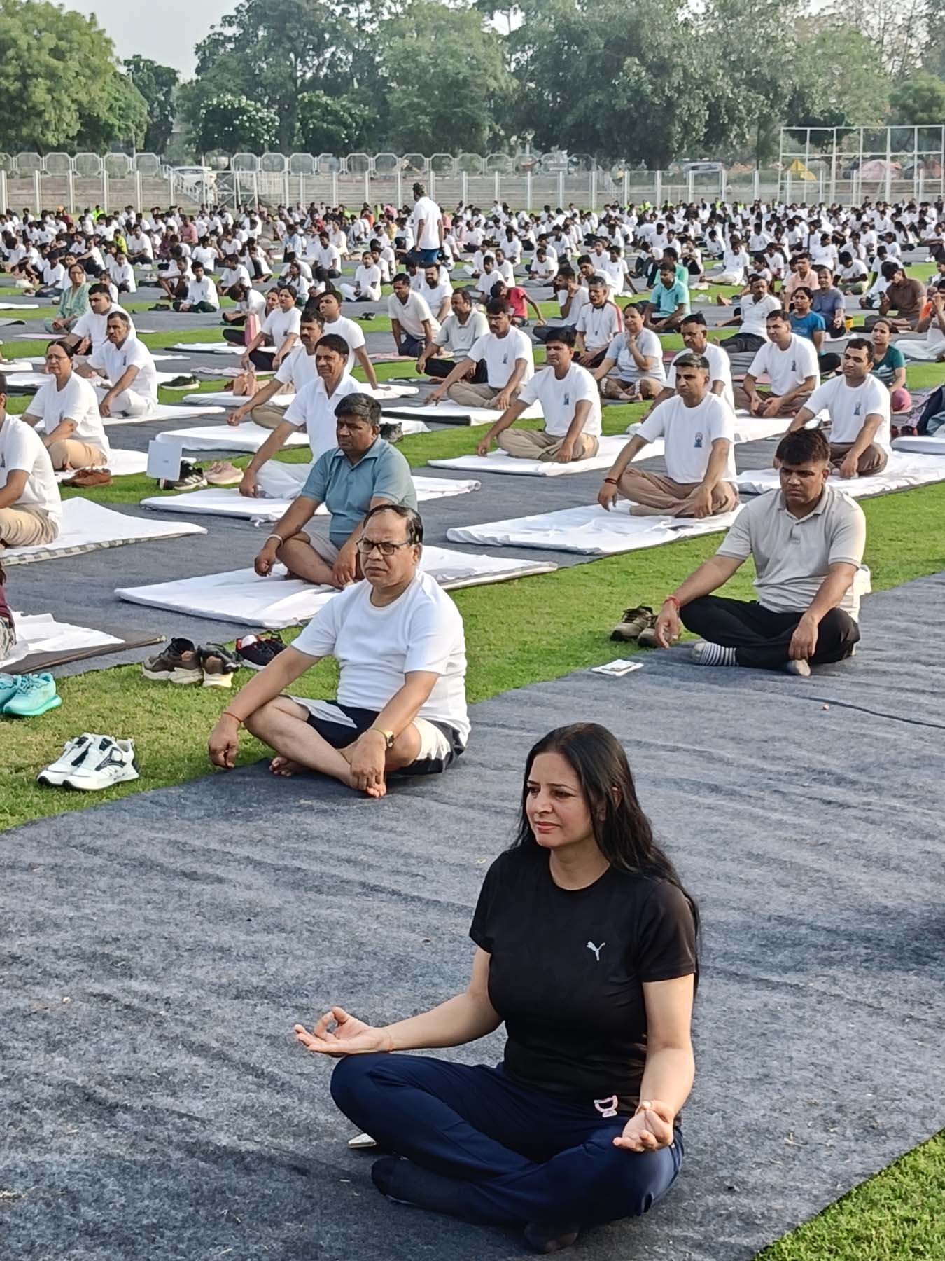 गुरुग्राम के चौधरी सुरेंद्र सिंह क्रिकेट पैवेलियन में अंतरराष्ट्रीय योग दिवस पर योगासन करते लोग। गुरुग्राम के चौधरी सुरेंद्र सिंह क्रिकेट पैवेलियन में अंतरराष्ट्रीय योग दिवस पर योगासन करते लोग।