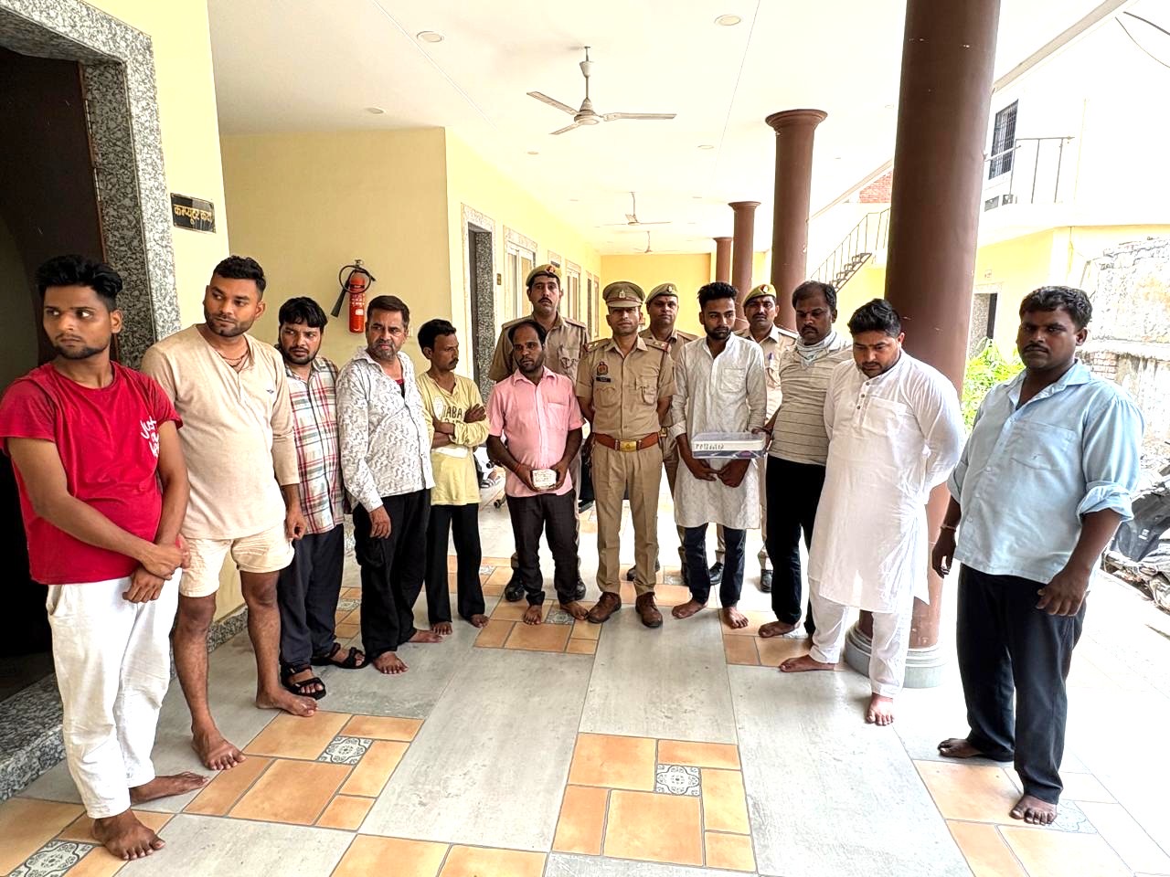 गेस्ट हाउस में जुए का अड्डा चलाते पकड़े गए आरोपी, पुलिस हिरासत में गेस्ट हाउस में जुए का अड्डा चलाते पकड़े गए आरोपी, पुलिस हिरासत में