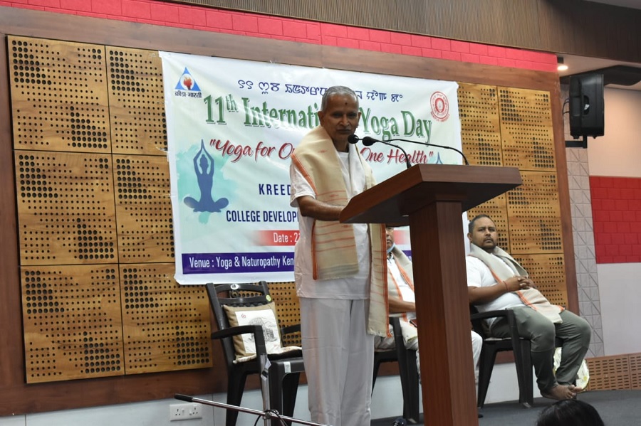 मणिपुरः इंफाल के भास्कर प्रभा, कोन्जेंगलेकाई में आयोजित 11वें अंतरराष्ट्रीय योग दिवस समारोह को संबोधित करते वी. भगैया