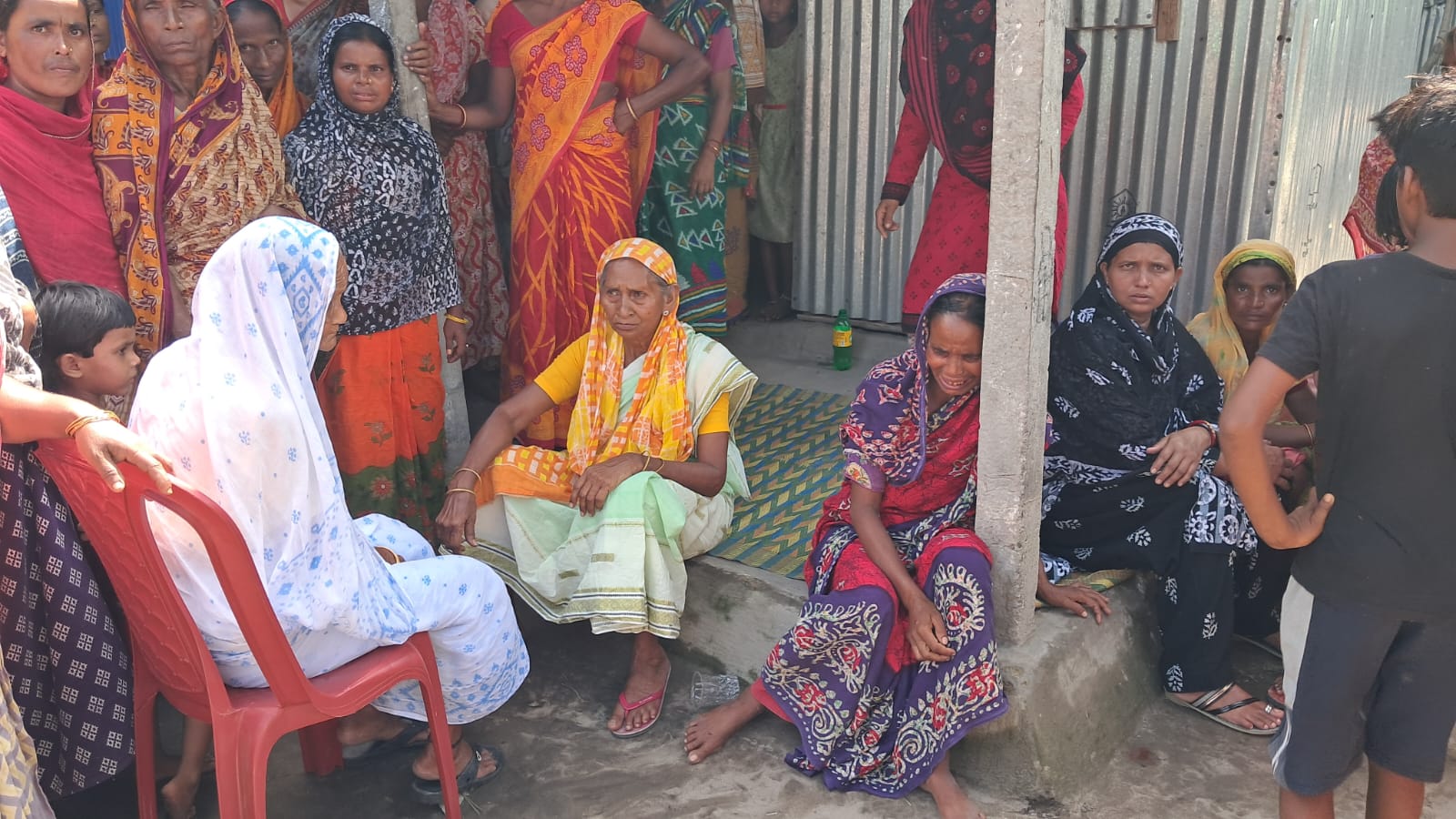 मृतक मजदूर के घर पर पसरा मातम मृतक मजदूर के घर पर पसरा मातम