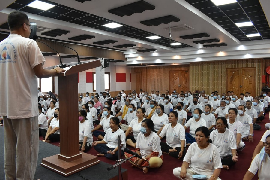 मणिपुरः इंफाल के भास्कर प्रभा, कोन्जेंगलेकाई में आयोजित 11वें अंतरराष्ट्रीय योग दिवस समारोह को संबोधित करते वी. भगैया