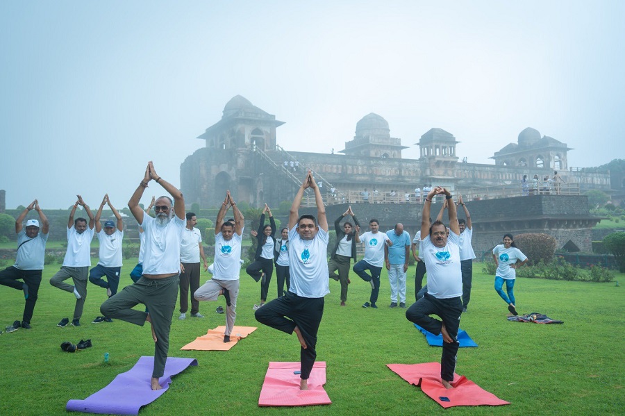 मांडू के प्रतिष्ठित जहाज महल में किया गया सामूहिक योग मांडू के प्रतिष्ठित जहाज महल में किया गया सामूहिक योग
