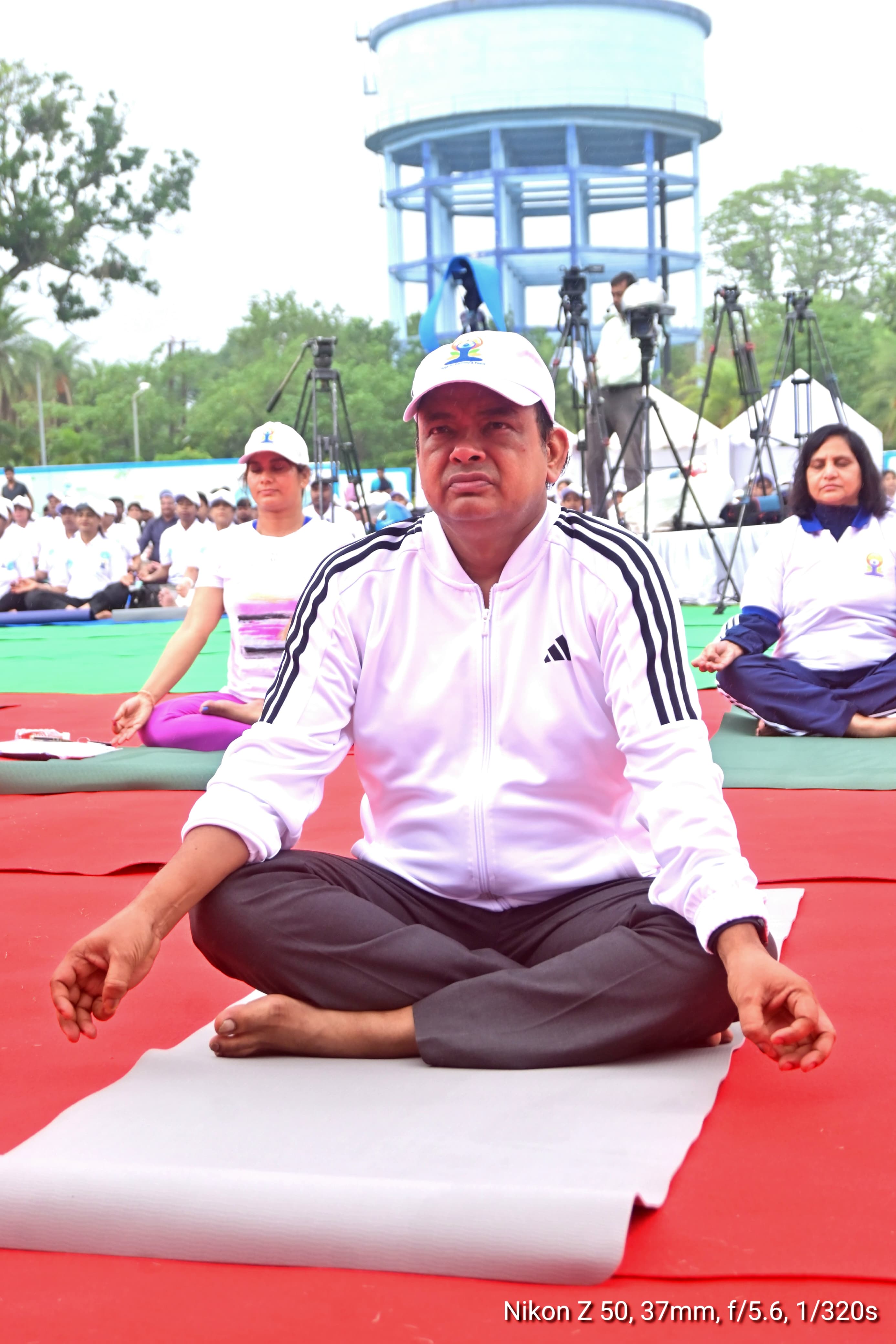 योग करते मंत्री इरफान अंसारी और अन्य योग करते मंत्री इरफान अंसारी और अन्य