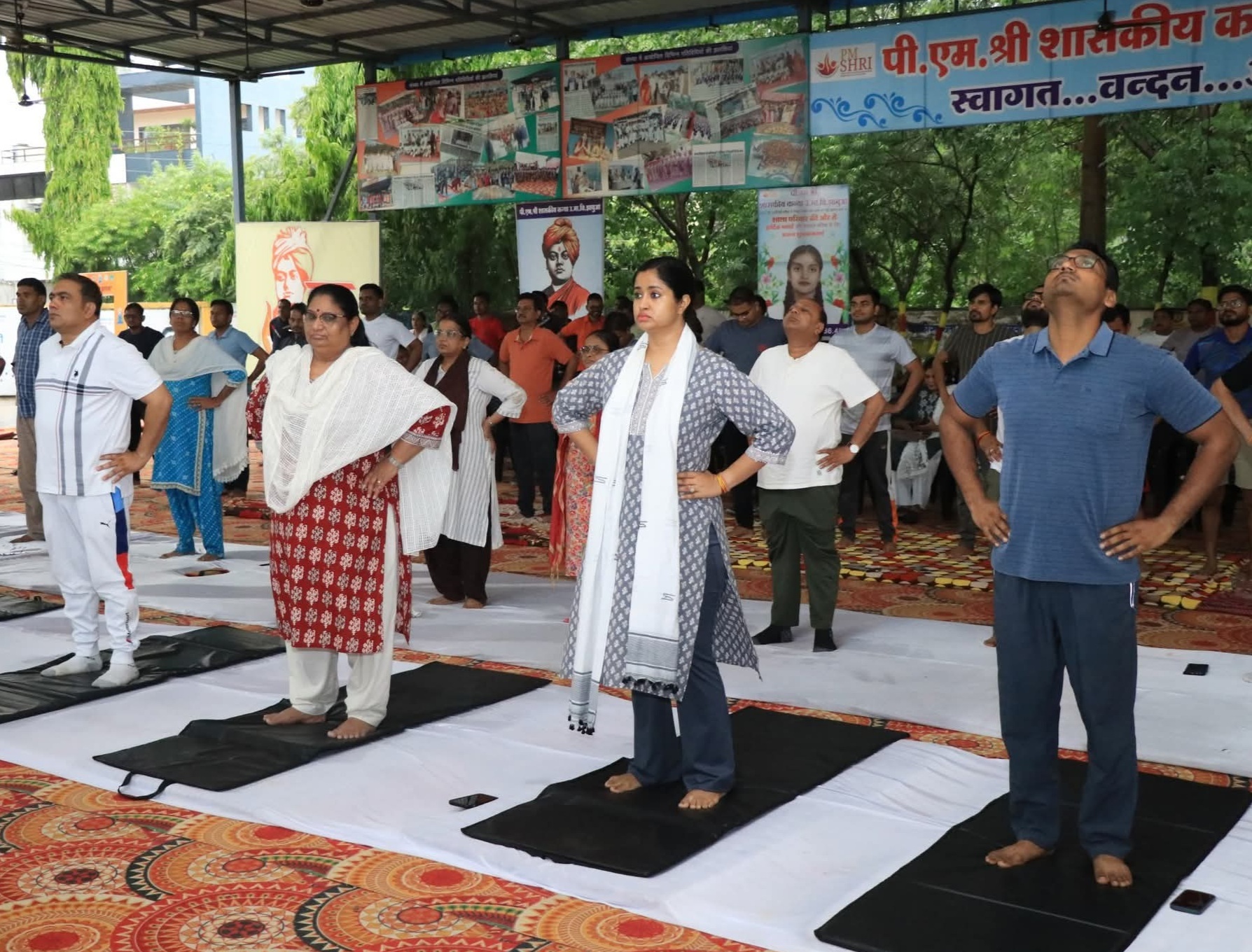 योग करते हुए प्रशासनिक एवं पुलिस अधिकारी योग करते हुए प्रशासनिक एवं पुलिस अधिकारी