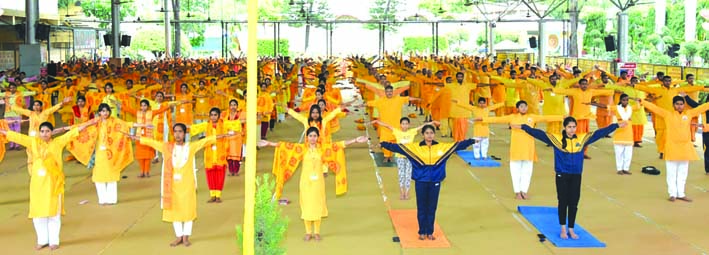 शांतिकुंज में योगाभ्यास करते हुए शांतिकुंज में योगाभ्यास करते हुए
