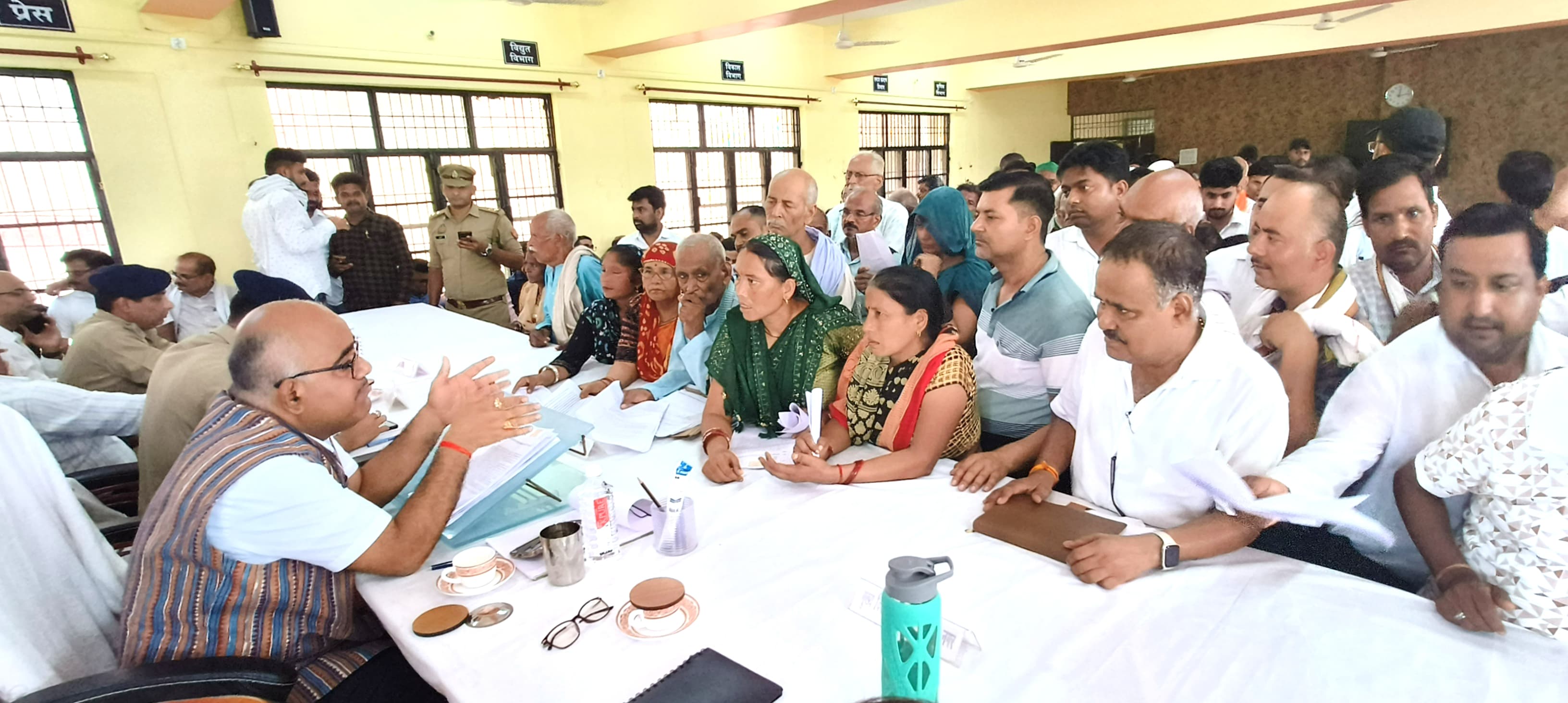 तहसील दिवस पर प्रजातियों की शिकायत सुनते जिलाधिकारी जितेंद्र प्रताप सिंह तहसील दिवस पर प्रजातियों की शिकायत सुनते जिलाधिकारी जितेंद्र प्रताप सिंह