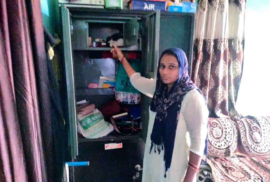 चोरी के बाद खाली तिजोरी को दिखाती मनीषा चोरी के बाद खाली तिजोरी को दिखाती मनीषा