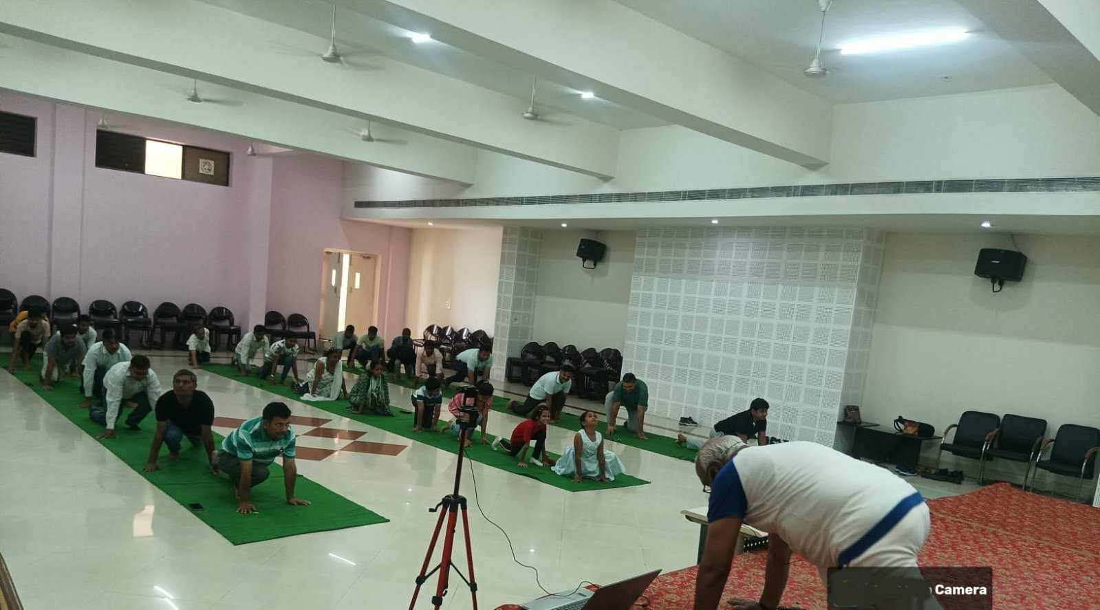 योग दिवस के अवसर पर योग करते लोगों का छाया चित्र योग दिवस के अवसर पर योग करते लोगों का छाया चित्र