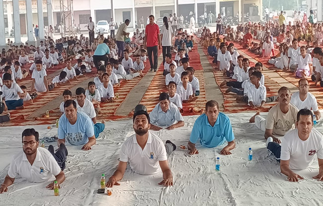 गन्नौर की नई अनाज मंडी में विधायक देवेंद्र कादियान ने योग करते हुए गन्नौर की नई अनाज मंडी में विधायक देवेंद्र कादियान ने योग करते हुए