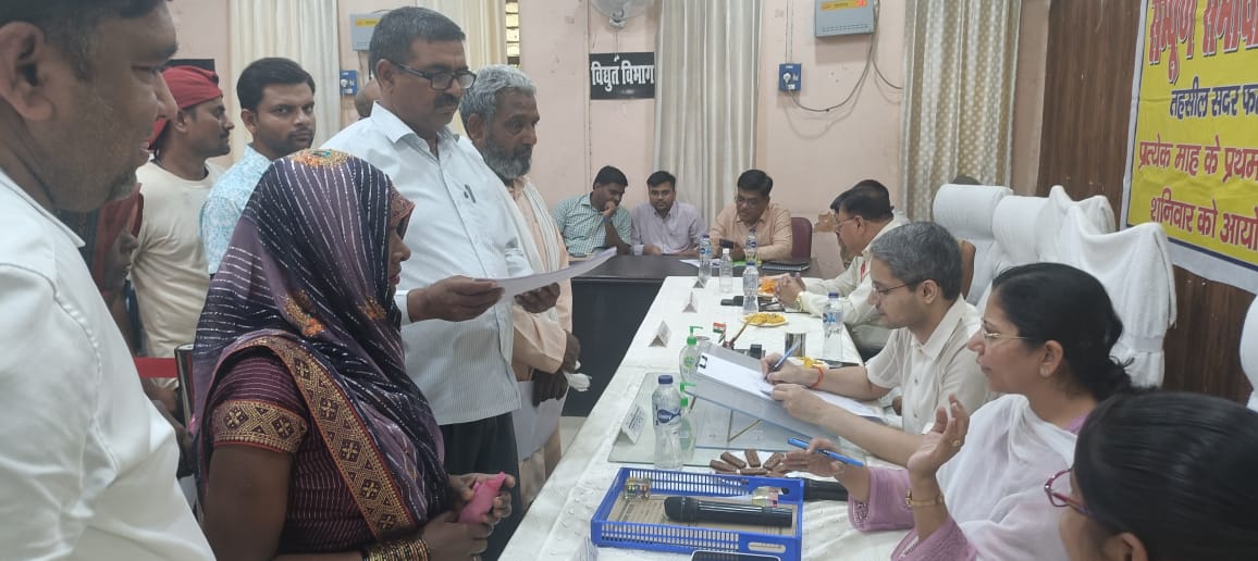 संपूर्ण समाधान दिवस पर जन शिकायतों को सुनते जिलाधिकारी रविन्द्र सिंह संपूर्ण समाधान दिवस पर जन शिकायतों को सुनते जिलाधिकारी रविन्द्र सिंह