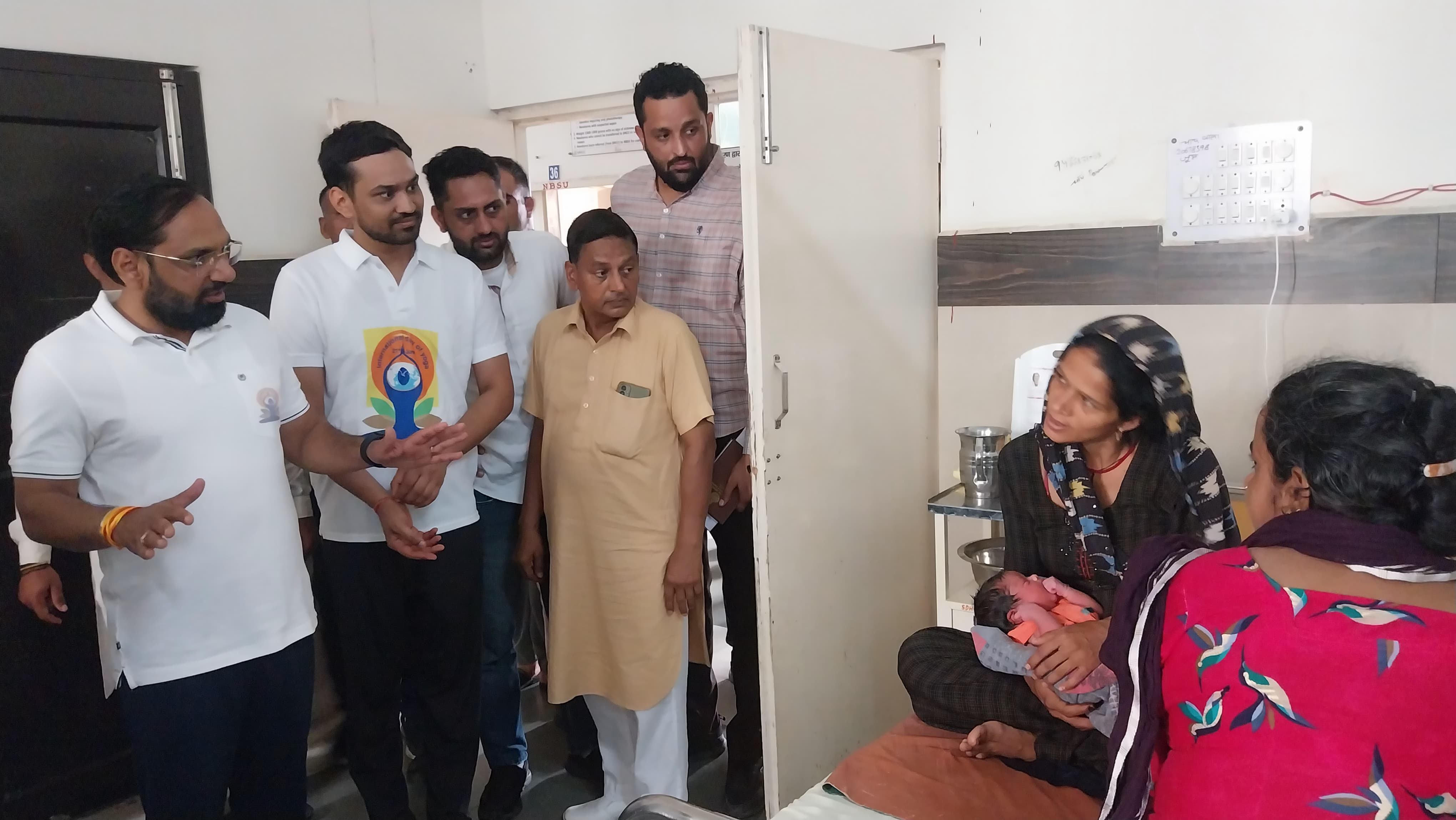 अस्पताल का दौर कर मरीज से बातचीत करते हुए विधायक देवेंद्र चतरभुज अत्री।