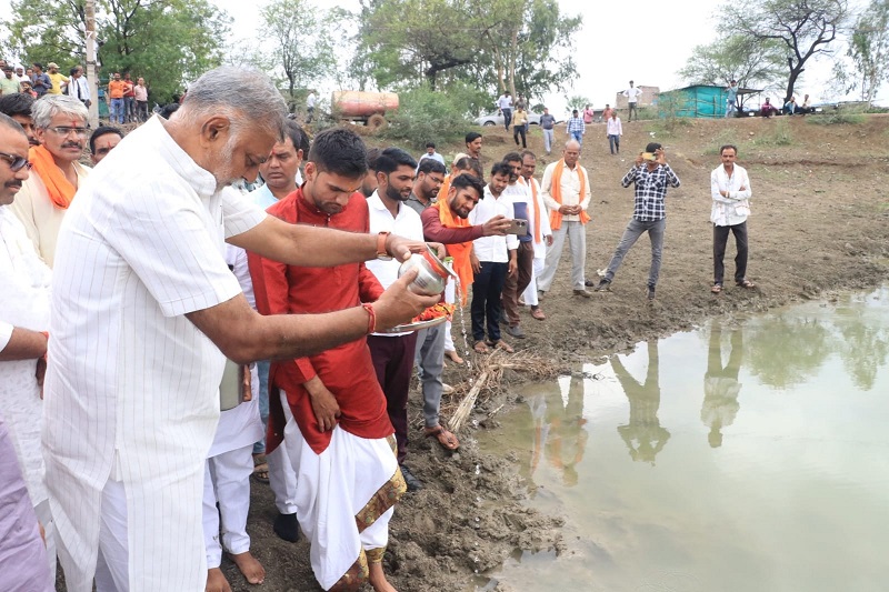 विदिशाः मंत्री पटेल ने सिंध एवं सगड़ नदी के उद्गम स्थल पर की पूजन अर्चना विदिशाः मंत्री पटेल ने सिंध एवं सगड़ नदी के उद्गम स्थल पर की पूजन अर्चना