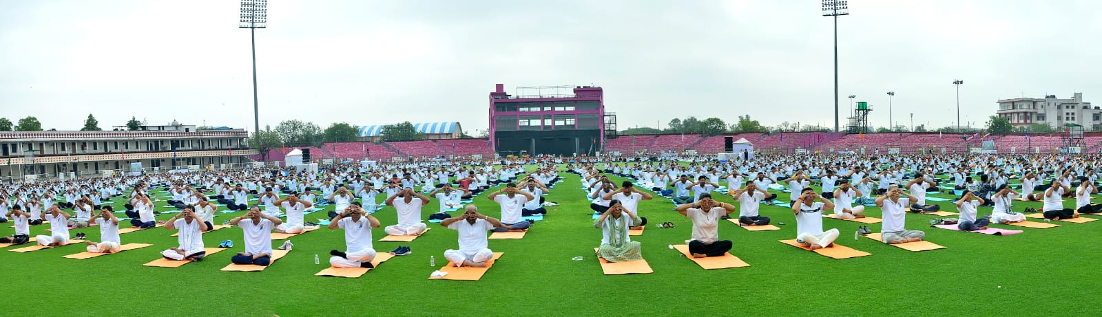 राज्यपाल बागडे ने योग कर स्वस्थ जीवन जीने का दिया संदेश राज्यपाल बागडे ने योग कर स्वस्थ जीवन जीने का दिया संदेश