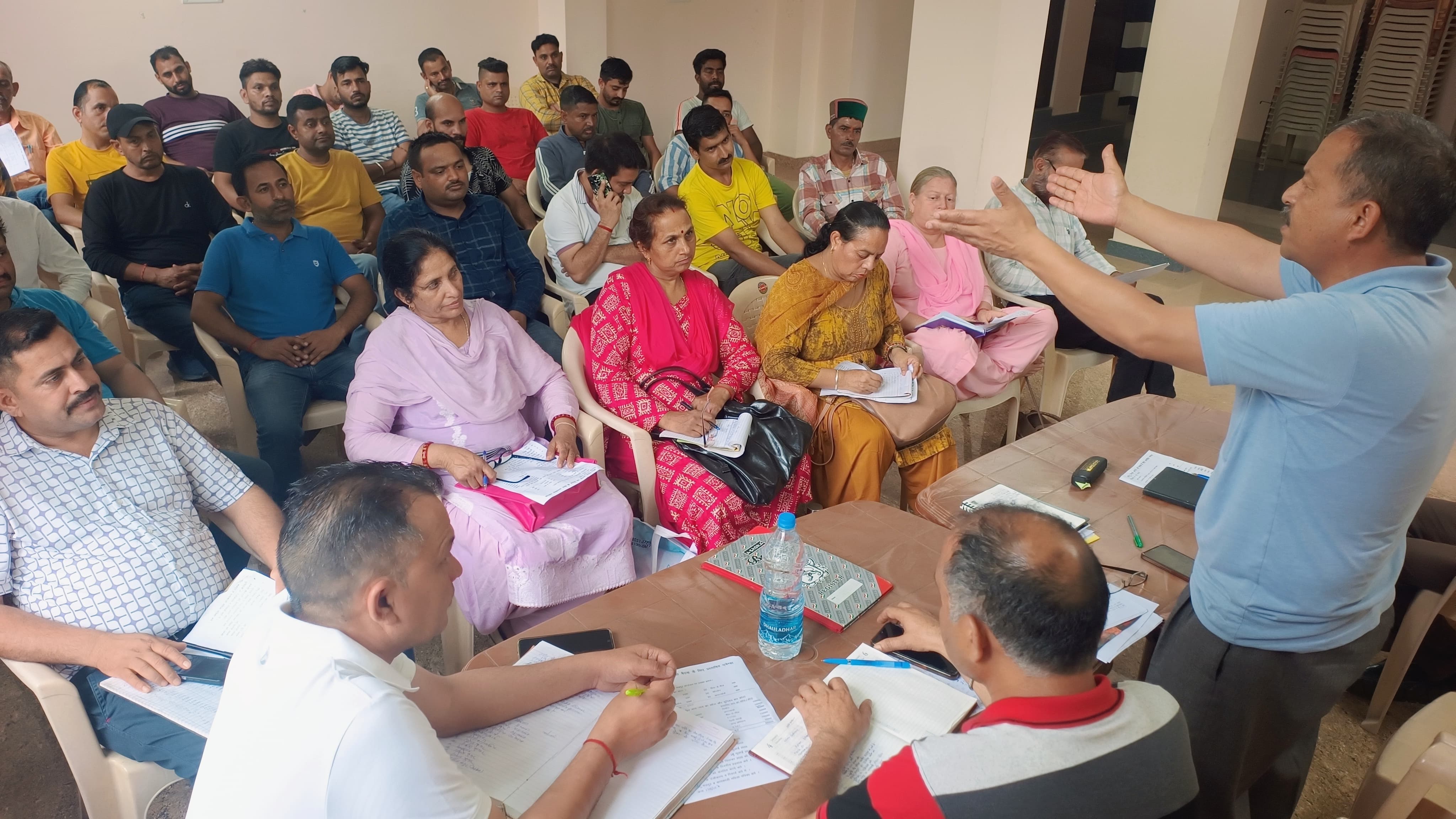 बैठक काे संबाेधित करते हुए सीटू नेता। बैठक काे संबाेधित करते हुए सीटू नेता।
