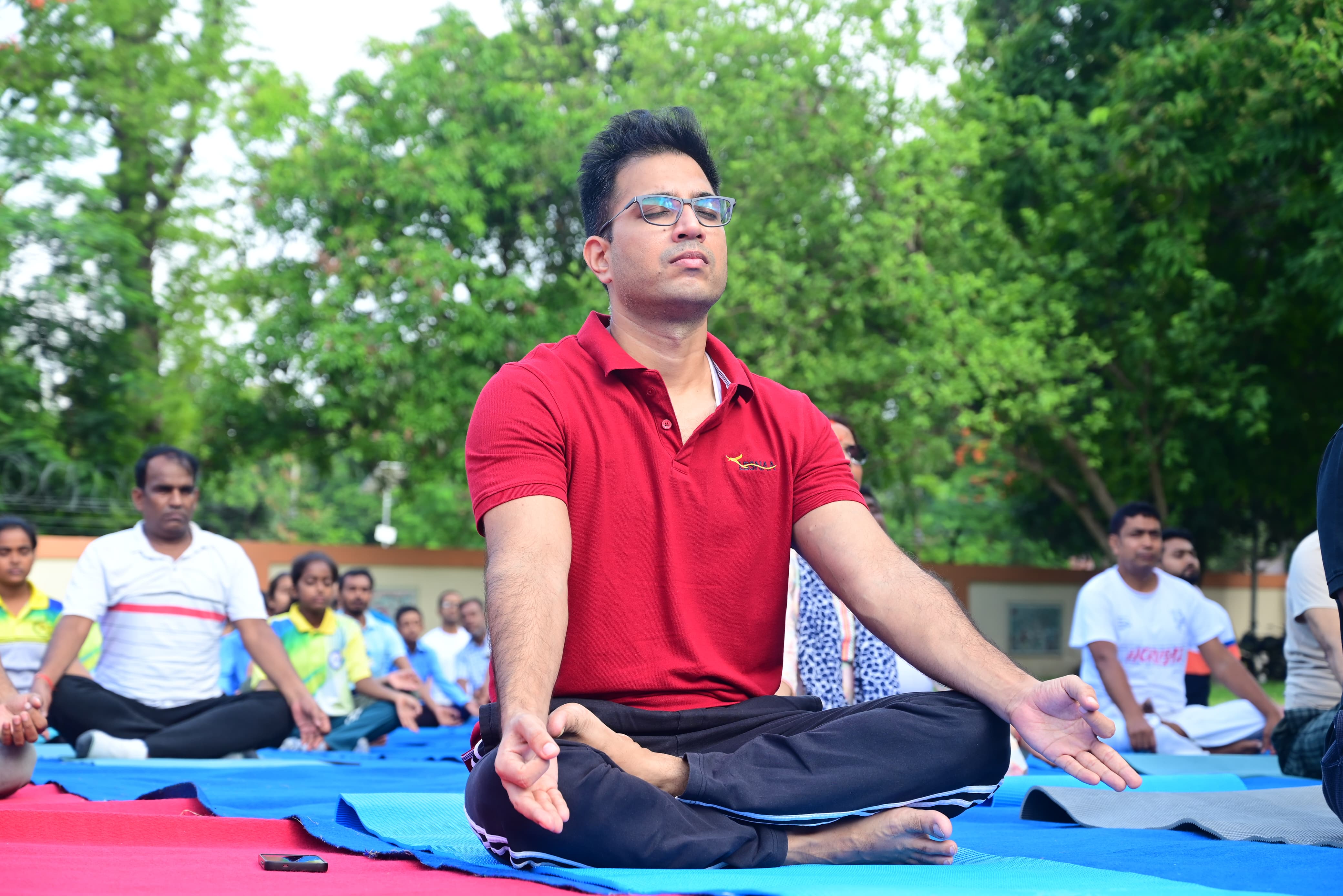 योग्याभ्यास करते पदाधिकारी व नागरिक योग्याभ्यास करते पदाधिकारी व नागरिक