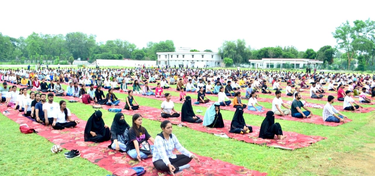 एक पृथ्वी, एक स्वास्थ्य’ के संदेश के साथ छात्रों, शिक्षकों और कर्मचारियों ने विश्व विद्यालय में एक साथ किया सूर्य नमस्कार* एक पृथ्वी, एक स्वास्थ्य’ के संदेश के साथ छात्रों, शिक्षकों और कर्मचारियों ने विश्व विद्यालय में एक साथ किया सूर्य नमस्कार*