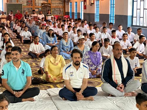 हमीरपुर में याेग करते अनुराग ठाकुर हमीरपुर में याेग करते अनुराग ठाकुर