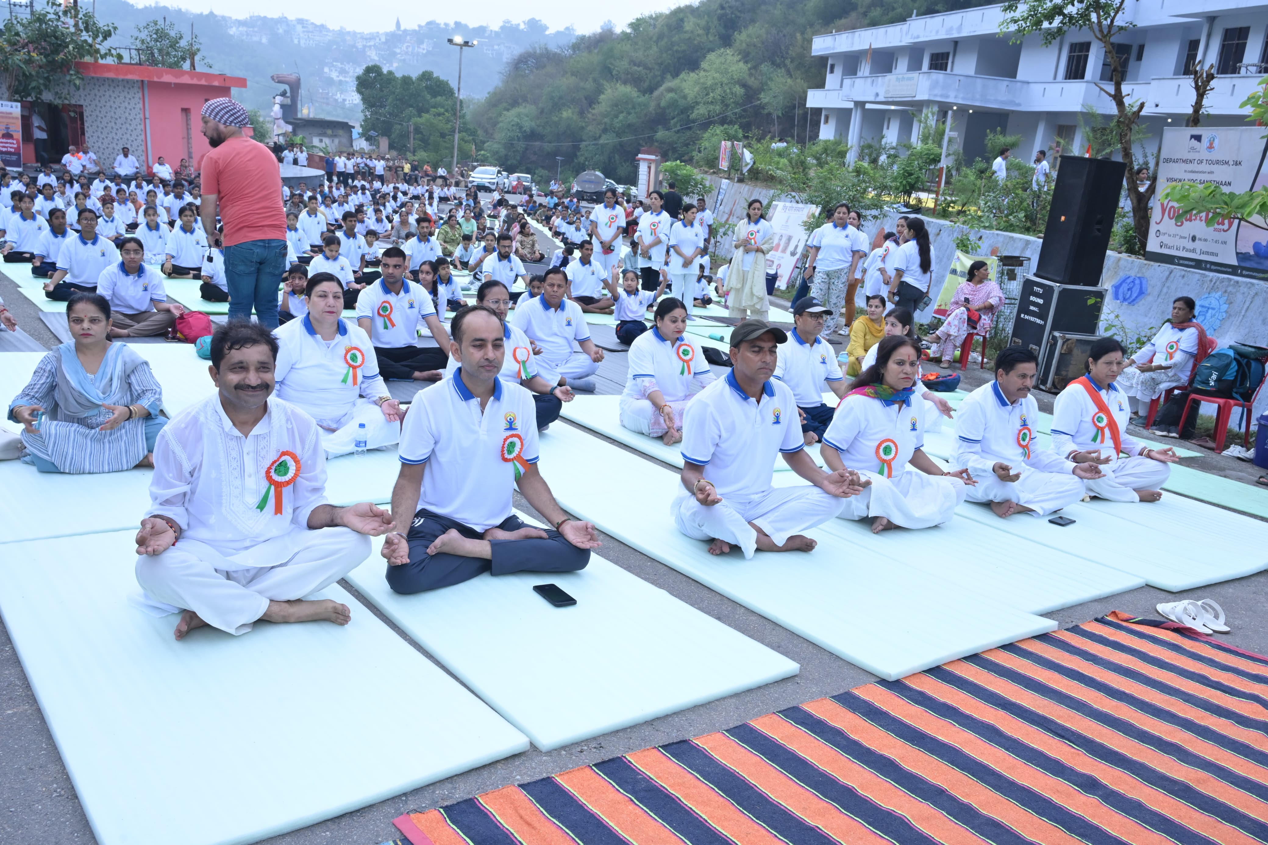 विश्व योग संस्थान ने जम्मू-कश्मीर में अपार उत्साह और भागीदारी के साथ अंतर्राष्ट्रीय योग दिवस मनाया विश्व योग संस्थान ने जम्मू-कश्मीर में अपार उत्साह और भागीदारी के साथ अंतर्राष्ट्रीय योग दिवस मनाया