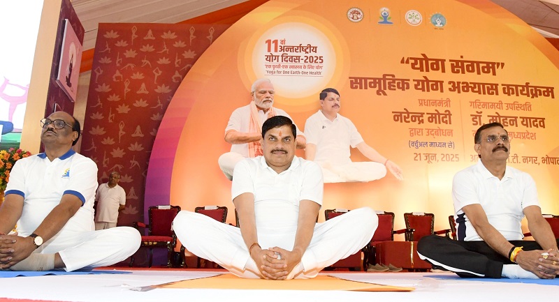 मुख्यमंत्री ने अटल पथ पर किया योगाभ्यास मुख्यमंत्री ने अटल पथ पर किया योगाभ्यास