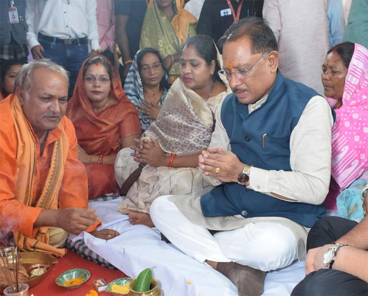 मुख्यमंत्री साय तीन करोड़ 45 हजार रुपये के विकास कार्यों का लोकार्पण और भूमिपूजन किया मुख्यमंत्री साय तीन करोड़ 45 हजार रुपये के विकास कार्यों का लोकार्पण और भूमिपूजन किया