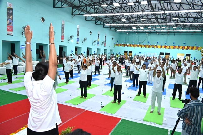 योग करते रेलकर्मी योग करते रेलकर्मी