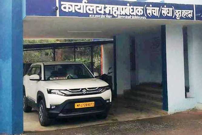 हिंदी महज दिखावा: किसान को लगा बिजली बिल का झटका, अंग्रेजी में थमा दिया बकाया नोटिस हिंदी महज दिखावा: किसान को लगा बिजली बिल का झटका, अंग्रेजी में थमा दिया बकाया नोटिस
