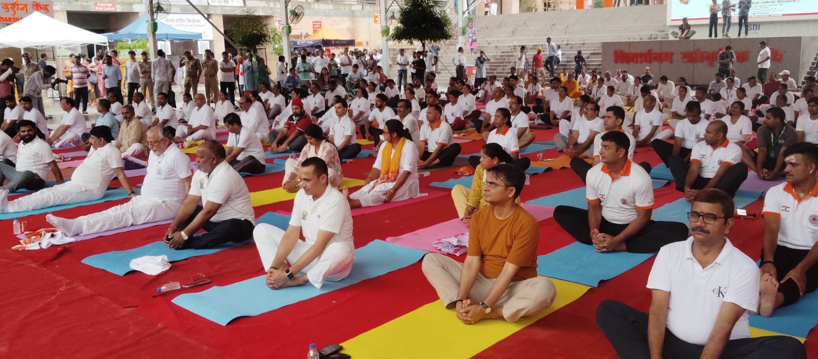 काशी विश्वनाथ धाम में योग करते विशिष्ट जन काशी विश्वनाथ धाम में योग करते विशिष्ट जन