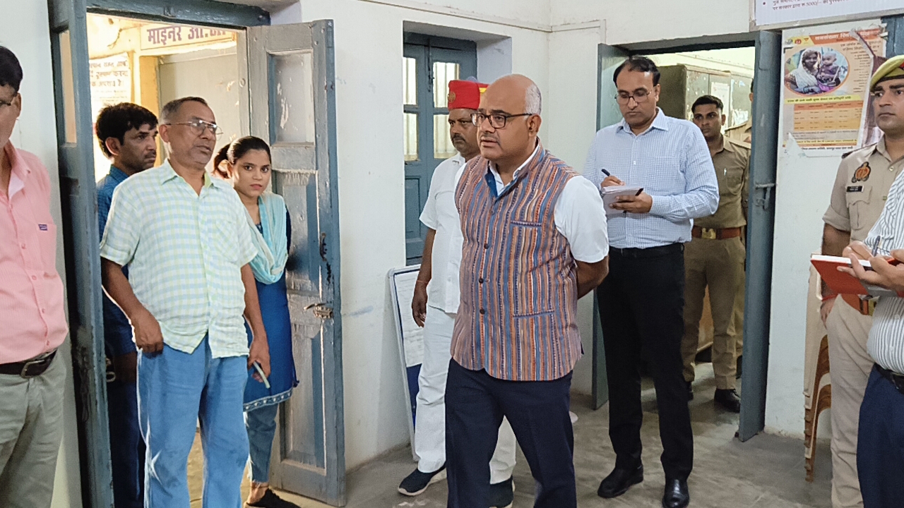 जायजा लेते जिलाधिकारी जितेंद्र प्रताप सिंह जायजा लेते जिलाधिकारी जितेंद्र प्रताप सिंह